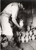 Rudolf Volf st. Kontroluje zboží před skládáním do pece.