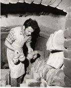 Rudolf Volf ml. při vyndavání hotového zboží z kasselské pece na dřevo.